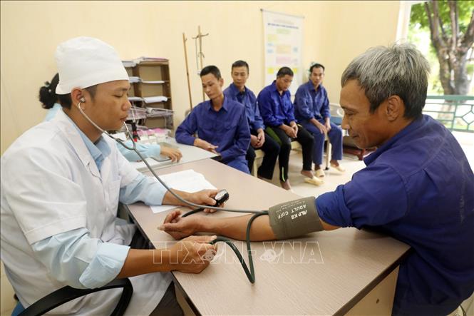 Trong ảnh: Chăm sóc y tế cho các học viên cai nghiện tại cơ sở. Ảnh: Anh Tuấn – TTXVN