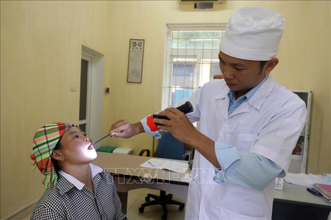 Trong ảnh: Chăm sóc y tế cho các học viên cai nghiện tại cơ sở. Ảnh: Anh Tuấn – TTXVN