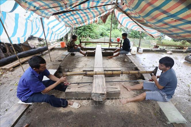 Trong ảnh: Lớp học nghề mộc cho các học viên cai nghiện tại cơ sở. Ảnh: Anh Tuấn – TTXVN