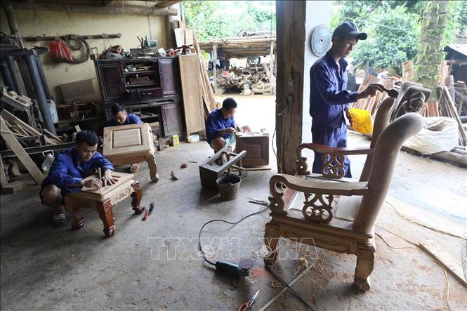 Trong ảnh: Lớp học nghề mộc cho các học viên cai nghiện tại Cơ sở. Ảnh: Anh Tuấn – TTXVN
