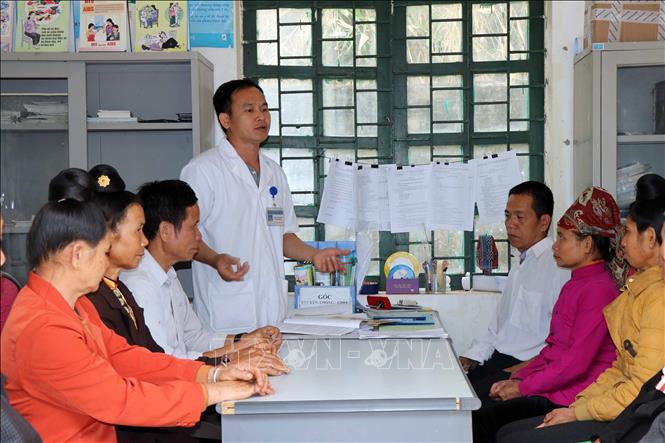 Trong ảnh: Tuyên truyền, lồng ghép nội dung chăm sóc sức khỏe người cao tuổi tại các buổi khám sức khỏe định kỳ tại xã Bó Mười, huyện Thuận Châu (tỉnh Sơn La). Ảnh: Diệp Anh - TTXVN