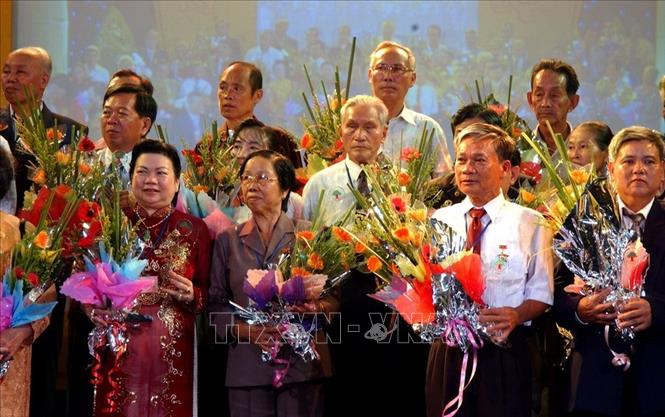 Trong ảnh : Các đại biểu người cao tuổi làm kinh tế giỏi được vinh danh và nhận Cúp Diên Hồng năm 2008. Ảnh : Nguyễn Dân - TTXVN