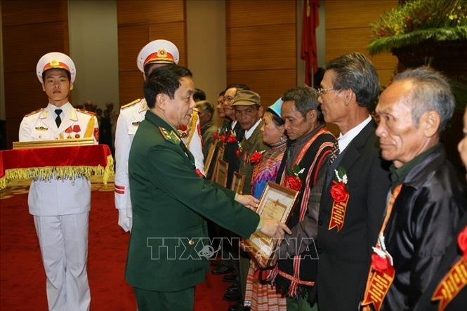 Trong ảnh: Trung tướng Võ Trọng Việt, Tư lệnh Bộ đội Biên phòng trao Bằng khen cho các đại biểu Người cao tuổi tiêu biểu có thành tích xuất sắc trong phong trào bảo vệ chủ quyền, an ninh biên giới (2013). Ảnh: Trọng Đức - TTXVN.