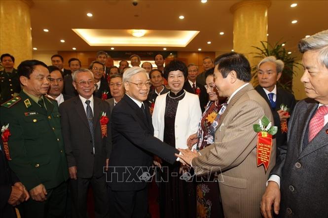 Trong ảnh: Tổng Bí thư Nguyễn Phú Trọng với đoàn đại biểu Người cao tuổi tiêu biểu tham gia bảo vệ chủ quyền, an ninh biên giới, biển đảo (2013). Ảnh: Trí Dũng - TTXVN