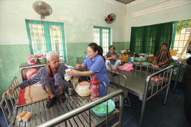 Trong ảnh: Điều dưỡng viên chăm sóc cho người già neo đơn không còn khả năng tự phục vụ tại Trung tâm Nuôi dưỡng người già neo đơn tỉnh Bà Rịa – Vũng Tàu (Sở Lao động – Thương binh và Xã hội tỉnh Bà Rịa – Vũng Tàu). Ảnh: Anh Tuấn – TTXVN