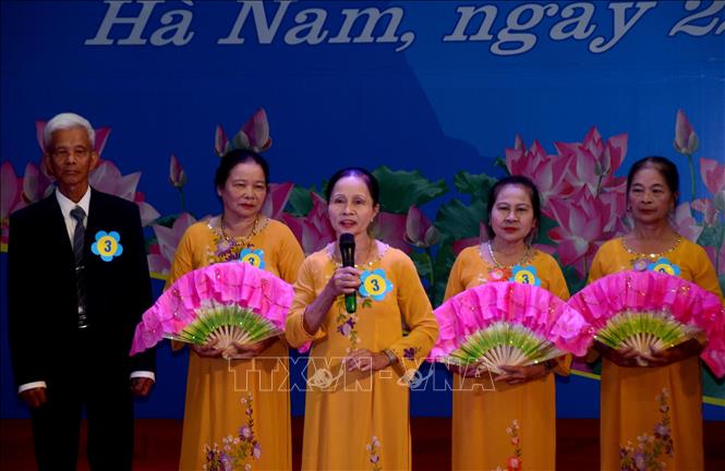 Trong ảnh: Người cao tuổi tham gia phần thi tìm hiểu kiến thức tại hội thi “Người cao tuổi sống vui, sống khỏe, tích cực tuyên truyền pháp luật về chính sách dân số” tỉnh Hà Nam. Ảnh: Nguyễn Chinh – TTXVN