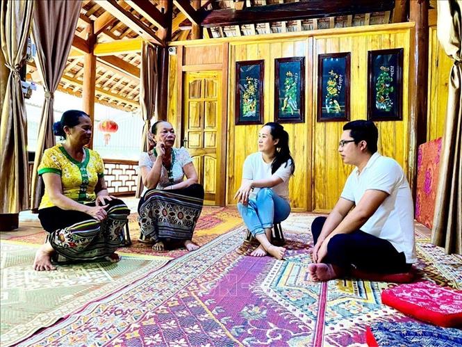 Trong ảnh: Hướng dẫn viên cao tuổi - những 