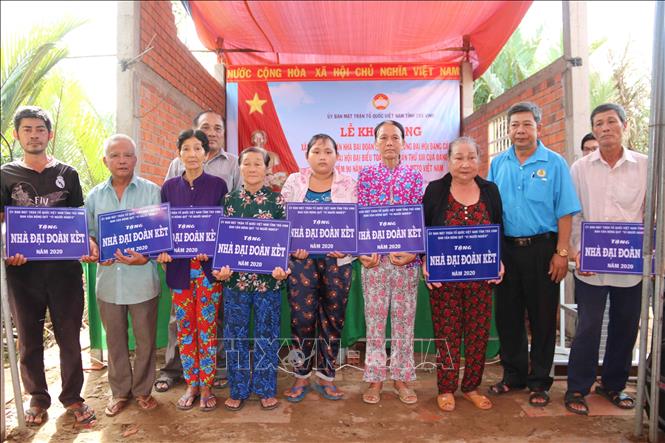Trong ảnh: Tỉnh Trà Vinh trao bảng nhà Đại đoàn kết tại Lễ khởi công xây dựng 175 căn nhà Đại đoàn kết cho các hộ nghèo là người cao tuổi đang khó khăn về nhà ở (2020). Ảnh: Thanh Hòa- TTXVN