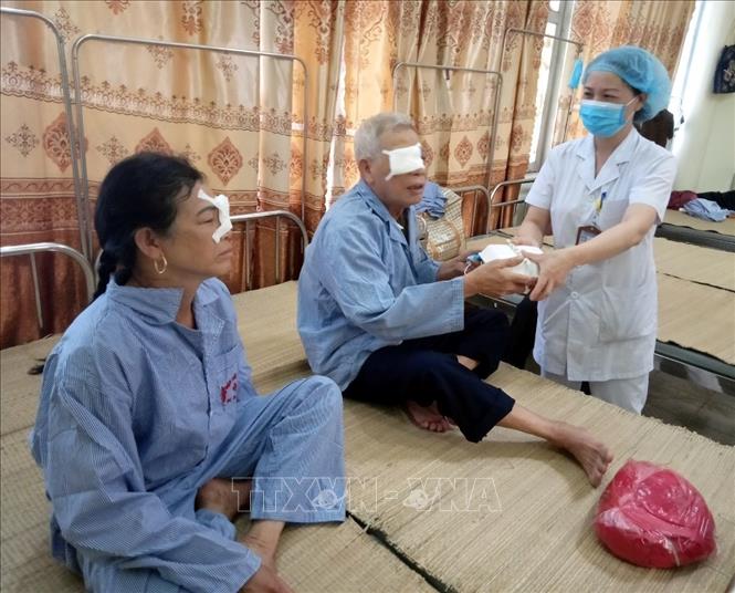 Trong ảnh: Bác sỹ, y tá chăm sóc người cao tuổi sau khi phẫu thuật mắt trong chương trình Hưởng ứng hành trình “Tôi yêu Tổ quốc tôi” do thanh niên, y bác sỹ trên địa bàn, Hội Liên hiệp Thanh niên tỉnh Bắc Giang phối hợp với Hội Thầy thuốc trẻ tỉnh tổ chức (2020). Ảnh: Đồng Thúy-TTXVN