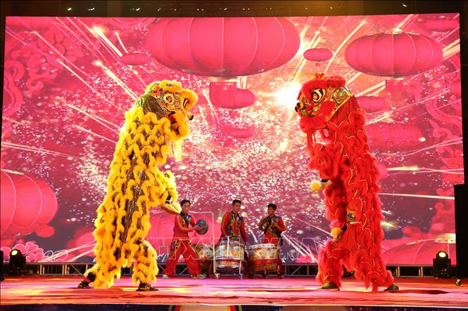 Trong ảnh: Biểu diễn múa lân tại đêm hội . Ảnh: Hoàng Hiếu - TTXVN