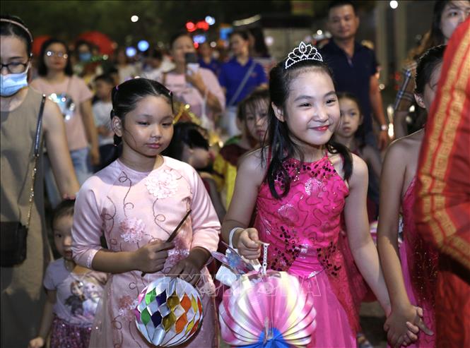 Trong ảnh: Các em nhỏ tham gia đoàn rước tại phố Lê Đại Hành. Ảnh: Hoàng Hiếu - TTXVN