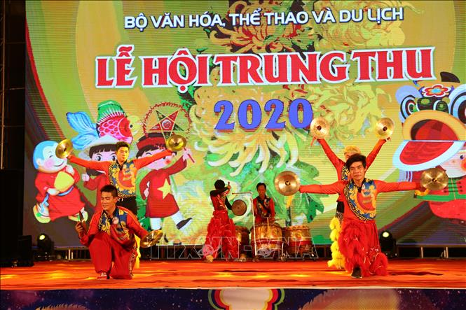Trong ảnh: Biểu diễn văn nghệ tại đêm hội . Ảnh: Hoàng Hiếu - TTXVN