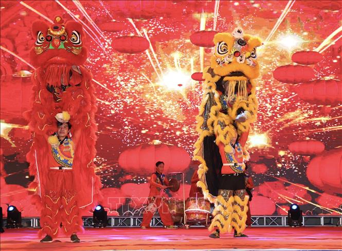 Trong ảnh: Biểu diễn múa lân tại đêm hội . Ảnh: Hoàng Hiếu - TTXVN