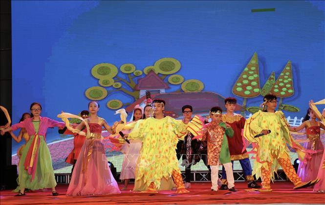 Trong ảnh: Biểu diễn văn nghệ tại đêm hội . Ảnh: Hoàng Hiếu - TTXVN