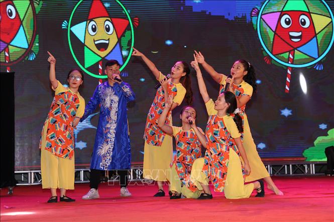 Trong ảnh: Biểu diễn văn nghệ tại đêm hội . Ảnh: Hoàng Hiếu - TTXVN