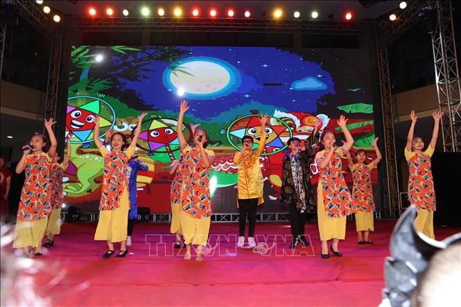 Trong ảnh: Biểu diễn văn nghệ tại đêm hội . Ảnh: Hoàng Hiếu - TTXVN