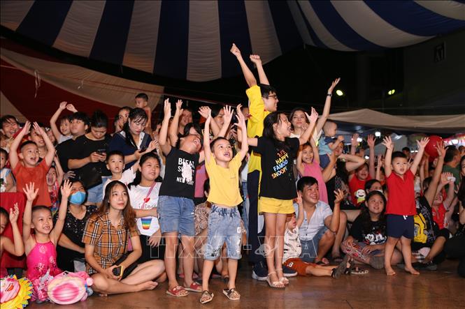 Trong ảnh: Các em nhỏ tại đêm hội . Ảnh: Hoàng Hiếu - TTXVN