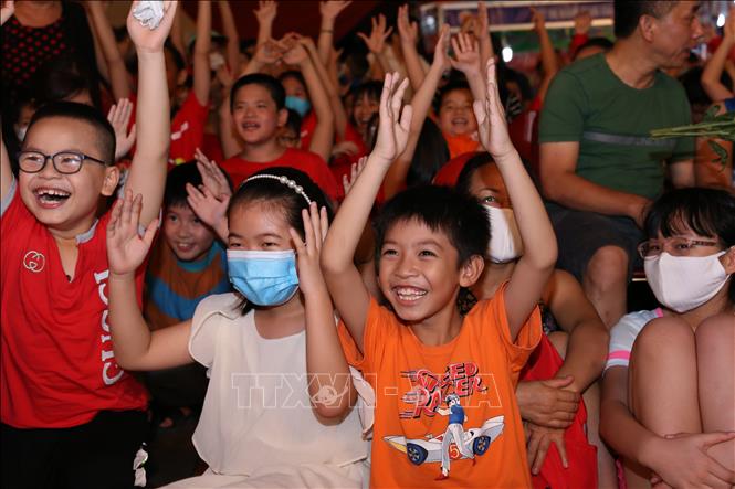 Trong ảnh: Các em nhỏ tại đêm hội . Ảnh: Hoàng Hiếu - TTXVN