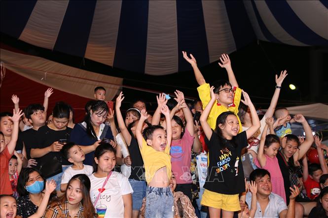 Trong ảnh: Các em nhỏ tại đêm hội . Ảnh: Hoàng Hiếu - TTXVN