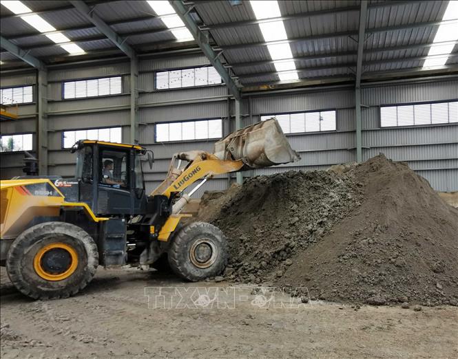 Trong ảnh: Khu vực chứa tro xỉ còn lại sau quá trình đốt rác của nhà máy. Ảnh: Thanh Liêm - TTXVN