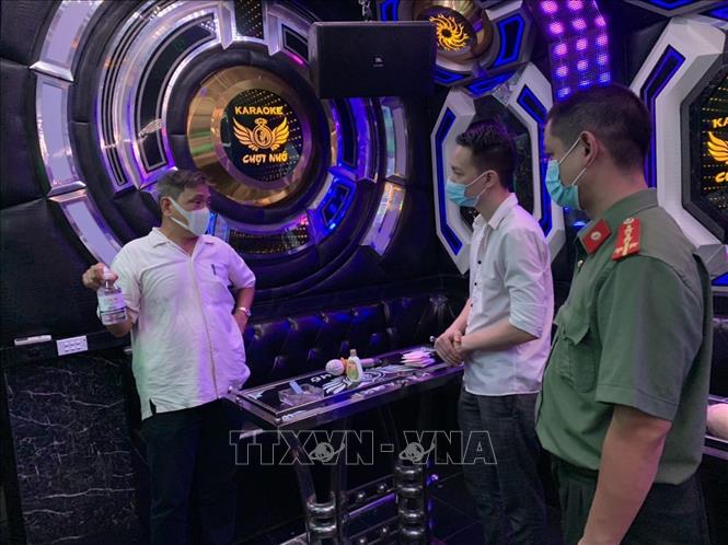 Trong ảnh: Lực lượng liên ngành của quận Ba Đình kiểm tra quán hát Karaoke trên địa bàn. Ảnh: TTXVN phát 