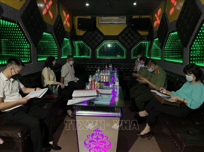 Trong ảnh: Lực lượng liên ngành của quận Ba Đình kiểm tra quán hát Karaoke trên địa bàn. Ảnh: TTXVN phát 
