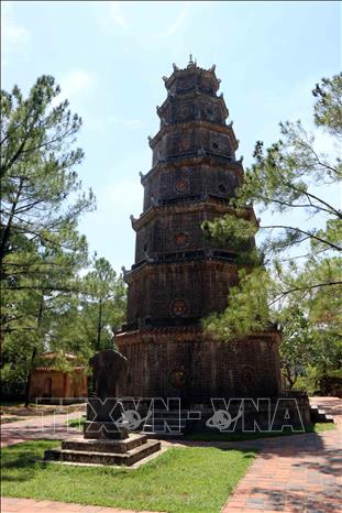 Trong ảnh: Tháp Phước Duyên nằm giữa hai lầu lục giác nơi đặt 2 Bảo vật quốc gia tại chùa Thiên Mụ. Ảnh: Đỗ Trưởng-TTXVN