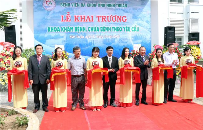 Các đại biểu thực hiện nghi thức cắt băng khánh thành Khoa khám, chữa bệnh theo yêu cầu của Bệnh viện Đa khoa tỉnh Ninh Thuận. Ảnh: Công Thử - TTXVN