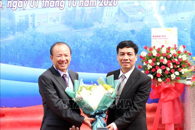 Lãnh đạo Sở Y tế tặng hoa chúc mừng Ban Giám đốc Bệnh viện Đa khoa tỉnh Ninh Thuận tại lễ khánh thành Khoa khám, chữa bệnh theo yêu cầu. Ảnh: Công Thử - TTXVN