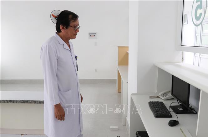 Bác sĩ của Bệnh viện Đa khoa tỉnh Ninh Thuận kiểm tra thiết bị máy móc phục vụ công tác khám chữa bệnh theo yêu cầu. Ảnh: Công Thử - TTXVN