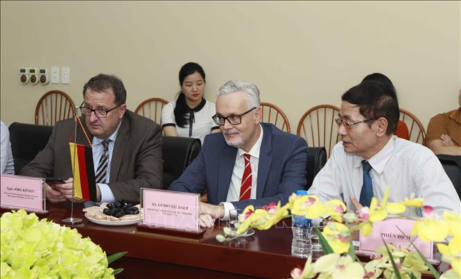 Trong ảnh: Đại sứ đặc mệnh toàn quyền Cộng hòa Liên bang Đức tại Việt Nam Guido Hildner (giữa) phát biểu tại buổi làm việc. Ảnh: Hoàng Hùng - TTXVN

