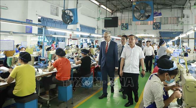 Trong ảnh: Đại sứ đặc mệnh toàn quyền Cộng hòa Liên bang Đức tại Việt Nam Guido Hildner thăm xưởng sản xuất Công ty cổ phần Da giày Vĩnh Yên. Ảnh: Hoàng Hùng - TTXVN