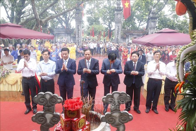 Trong ảnh: Lãnh đạo tỉnh Hải Dương, huyện Gia Lộc dâng hương tưởng niệm danh tướng Yết Kiêu. Ảnh: TTXVN phát

