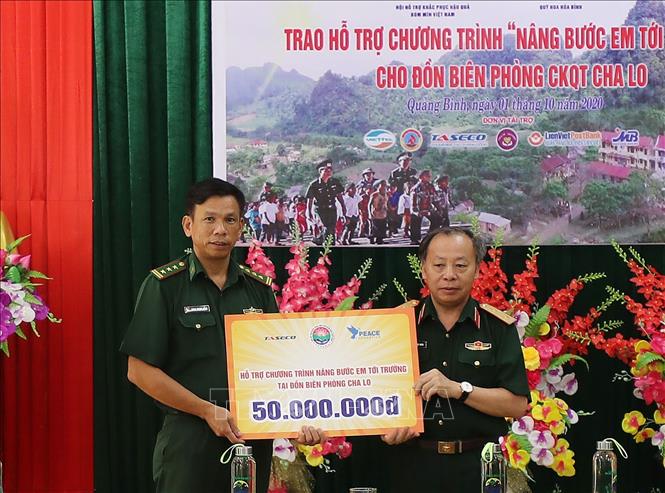 Trung tướng Phạm Ngọc Khoá, Phó Chủ tịch VNASMA trao tượng trưng số tiền hỗ trợ Chương trình 