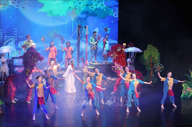Trong ảnh: Màn múa hát rước đèn, đón trăng vui tươi với chị Hằng, chú Cuội hấp dẫn các em nhỏ. Ảnh: Thanh Tùng - TTXVN