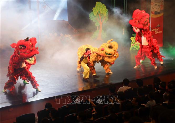 Trong ảnh: Màn múa lân khuấy động không khí vui Tết Trung Thu cùng các em nhỏ. Ảnh: Thanh Tùng - TTXVN