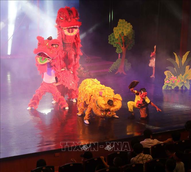 Trong ảnh: Màn múa lân khuấy động không khí vui Tết Trung Thu cùng các em nhỏ. Ảnh: Thanh Tùng - TTXVN