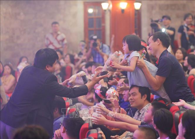 Trong ảnh: Ban tổ chức tặng quà cho các em nhỏ tham gia chương trình. Ảnh: Thanh Tùng - TTXVN