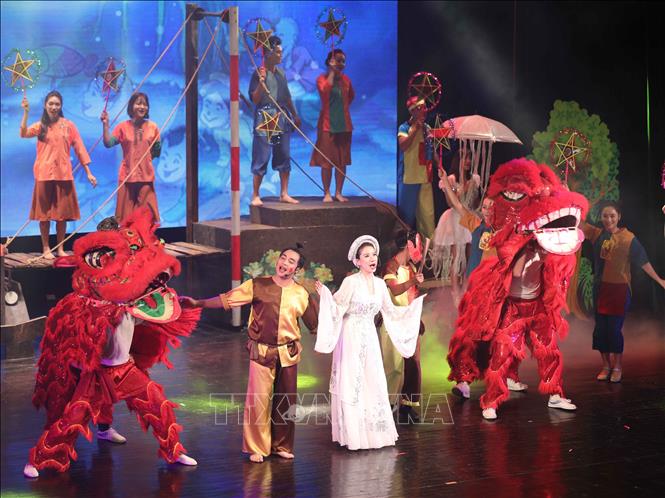Trong ảnh: Màn múa hát rước đèn, đón trăng vui tươi với chị Hằng, chú Cuội hấp dẫn các em nhỏ. Ảnh: Thanh Tùng - TTXVN