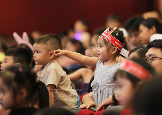 Trong ảnh: Các em nhỏ hào hứng theo dõi chương trình. Ảnh: Thanh Tùng - TTXVN
