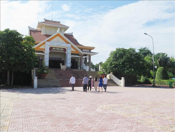 Du khách đến với khu tưởng niệm và thờ tự Anh hùng Nguyễn Trung Trực tại Khu di tích Vàm Nhựt Tảo. Ảnh: Minh Hưng - TTXVN 