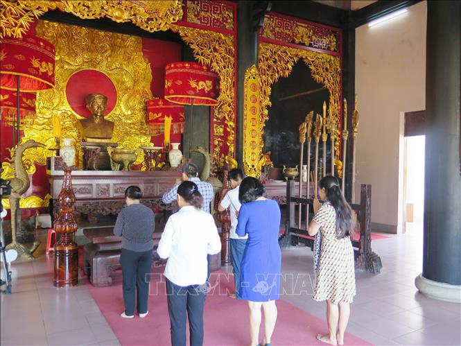 Du khách đến viếng Anh hùng Nguyễn Trung Trực tại nơi thờ tự ông ở Khu di tích Vàm Nhựt Tảo. Ảnh: Minh Hưng - TTXVN 
                          