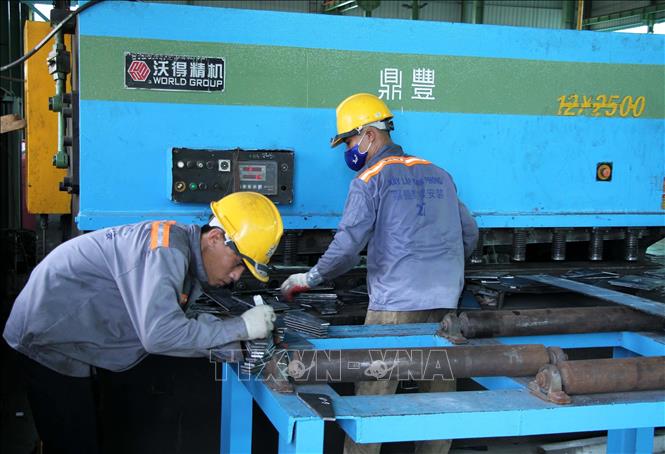 Công nhân Công ty TNHH Xây lắp Đỉnh Phong (Khu công nghiệp cảng biển Hòn La, Quảng Trạch, Quảng Bình) đang sản xuất. Ảnh: Văn Tý-TTXVN
