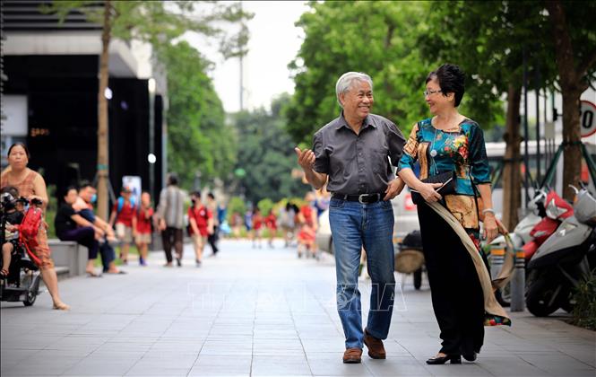 Trong ảnh: Nhà thơ Vũ Quần Phương và vợ. Ảnh: Thành Đạt - TTXVN