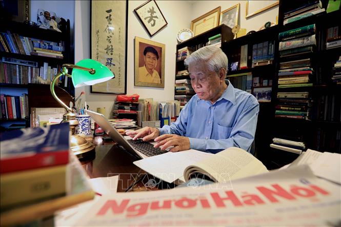 Trong ảnh: Nhà thơ Vũ Quần Phương dành trọn niềm đam mê cho văn chương. Ảnh: Thành Đạt - TTXVN