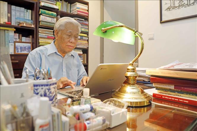 Trong ảnh: Nhà thơ Vũ Quần Phương với công việc thường ngày. Ảnh: Trần Việt - TTXVN