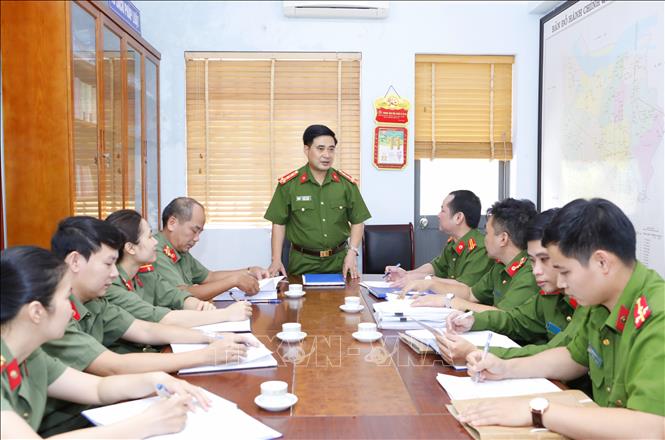 Trong ảnh: Đại tá Lê Đức Hùng, Trưởng Công an quận Bắc Từ Liêm cùng cán bộ công an quận triển khai các phương an đảm bảo an ninh trật tự trên địa bàn. Ảnh: Doãn Tấn - TTXVN