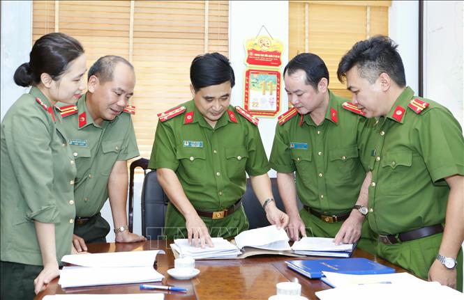 Trong ảnh: Đại tá Lê Đức Hùng, Trưởng Công an quận Bắc Từ Liêm cùng cán bộ công an quận triển khai các phương an đảm bảo an ninh trật tự trên địa bàn. Ảnh: Doãn Tấn - TTXVN