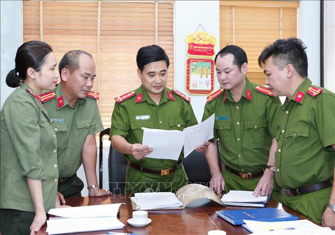 Trong ảnh: Đại tá Lê Đức Hùng, Trưởng Công an quận Bắc Từ Liêm cùng cán bộ công an quận triển khai các phương an đảm bảo an ninh trật tự trên địa bàn. Ảnh: Doãn Tấn - TTXVN