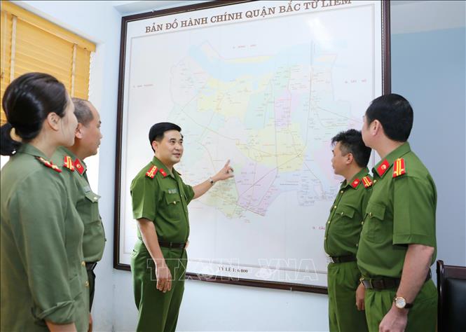 Trong ảnh: Đại tá Lê Đức Hùng, Trưởng Công an quận Bắc Từ Liêm cùng cán bộ công an quận triển khai các phương an đảm bảo an ninh trật tự trên địa bàn. Ảnh: Doãn Tấn - TTXVN